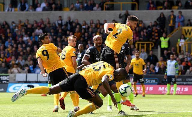  曼城德比战绝杀，蓝月亮登顶积分榜首  